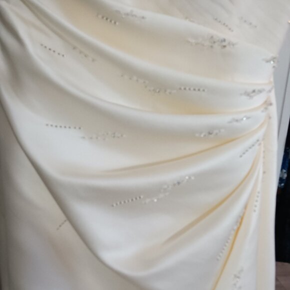 A new ivory satin simple elegant wedding gown in size 10 - Picture 7 of 7